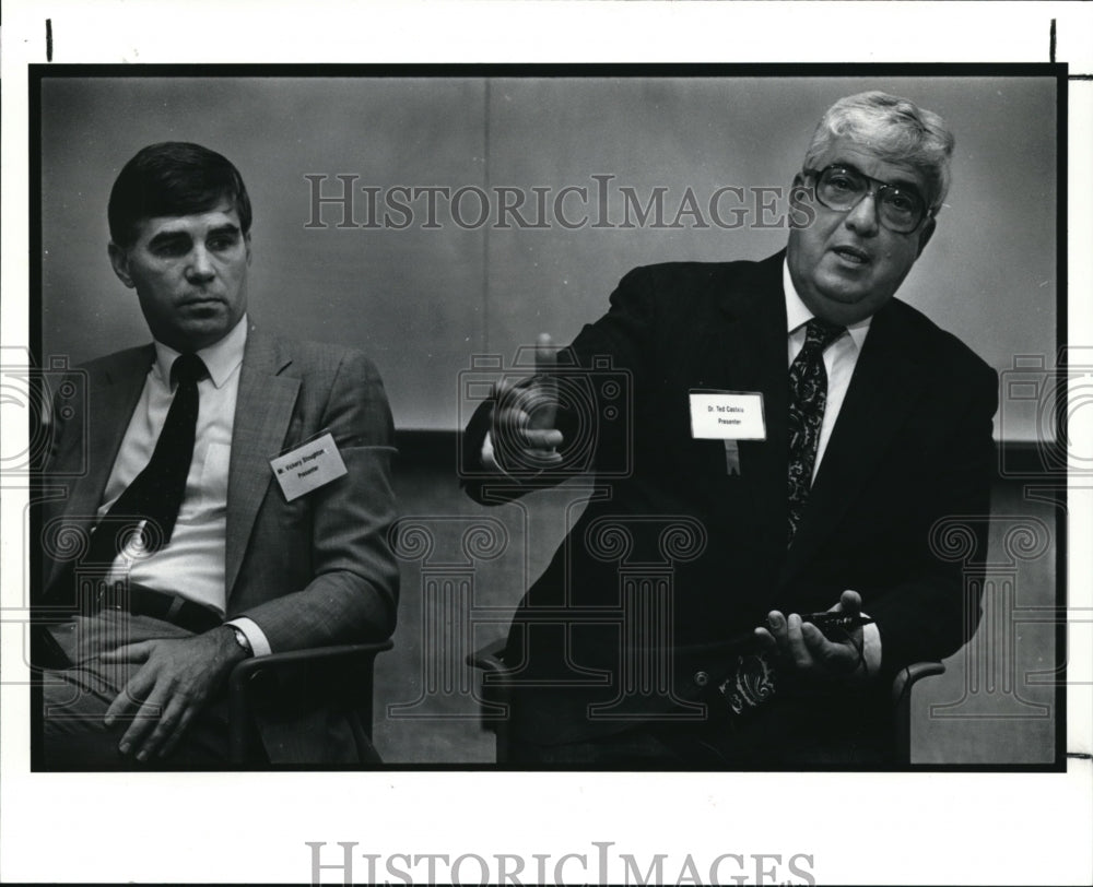 1990 Press Photo V. Vickery Stoughton and Dr. Ted Castele Debate Medical Systems - Historic Images