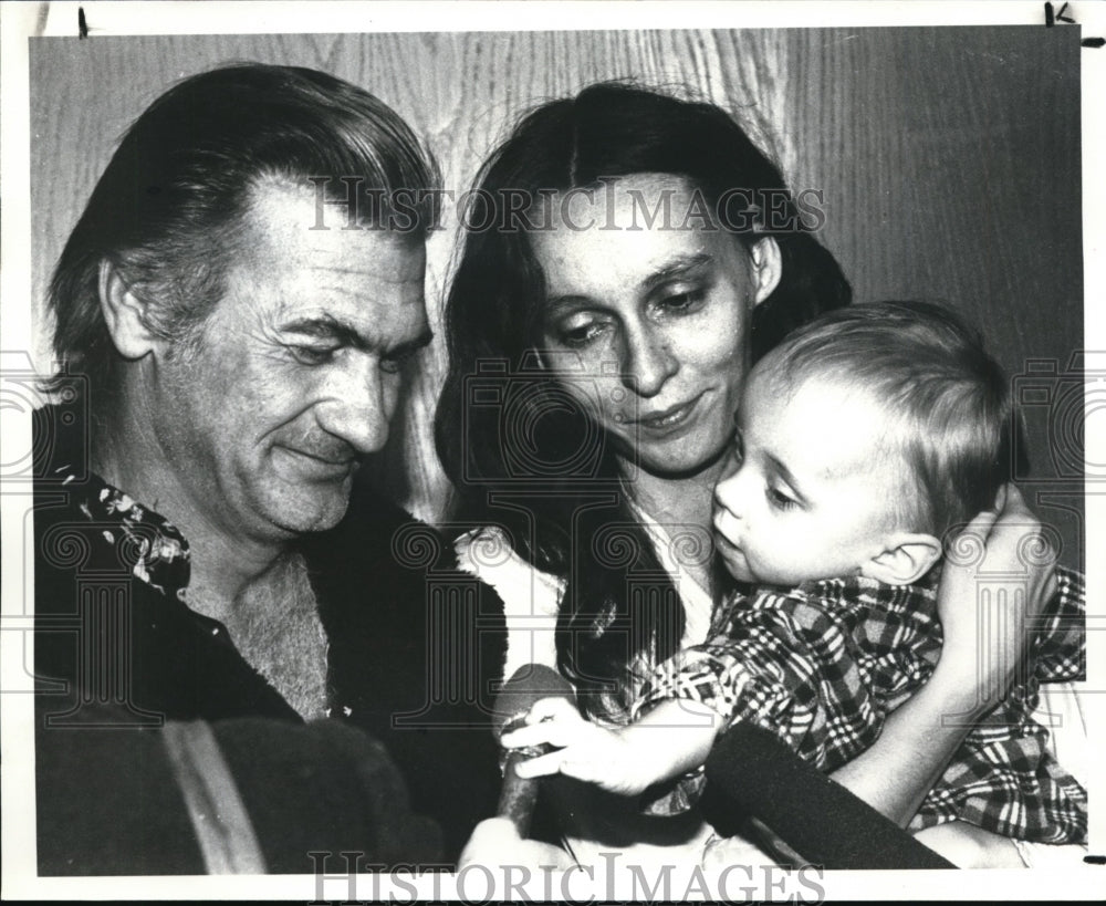 1982 Press Photo Parents with Edward Butt, kidnapped victim - Historic Images