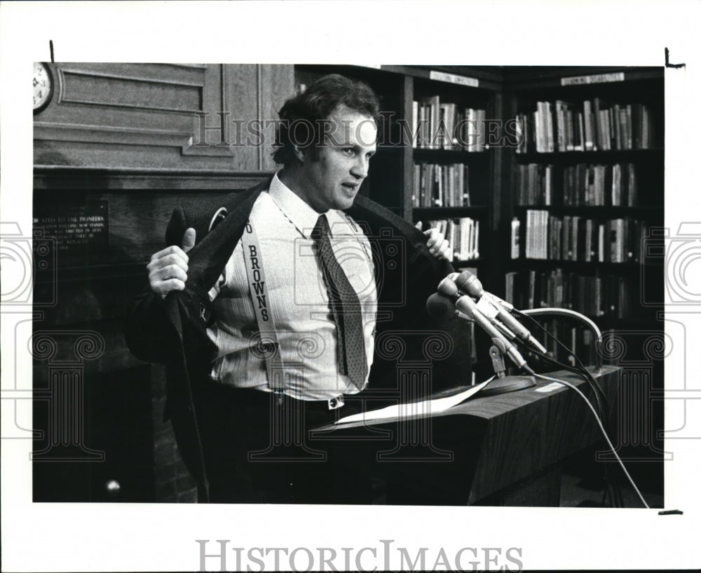 1988 Press Photo James Carney of Cleveland School Board at press conference - Historic Images