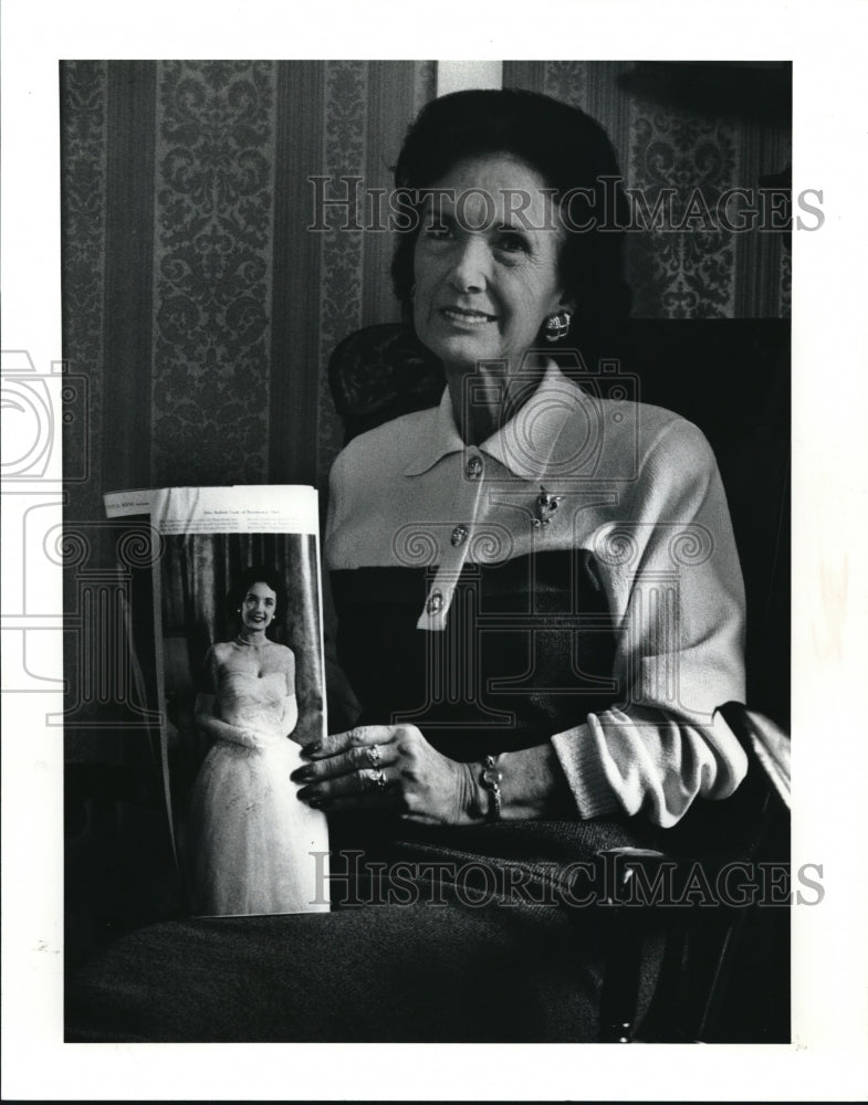 1991 Media Photo Evelyn Cook with photo of herself in Life magazine in 1959 - Historic Images
