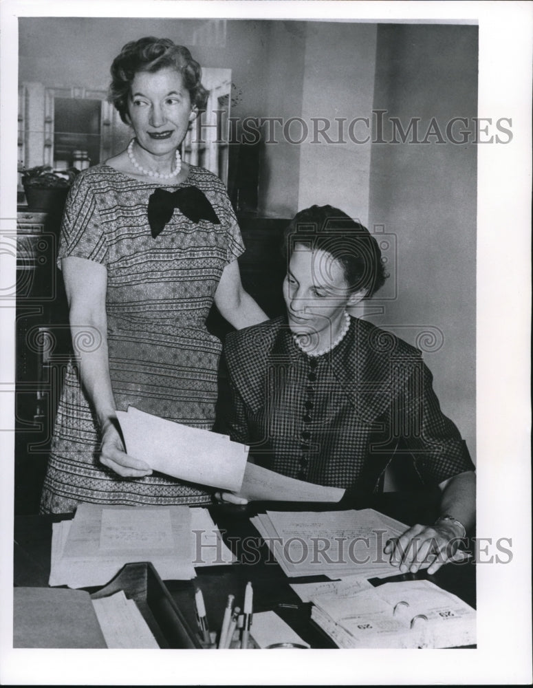 1961 Press Photo Margaret Clark ;left Ruth Hadlow of main Library read WBOE mail - Historic Images