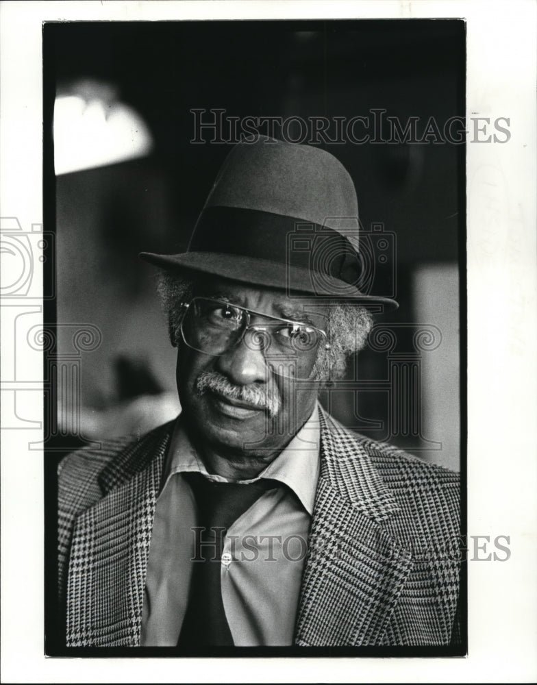 1986 Media Photo Fred Daniel runs a cleaners on 58th st. - Historic Images