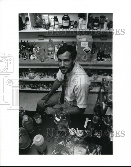 1990 Press Photo Randy Dlugosz, biology instructor at Hawken School Upper Campus - Historic Images