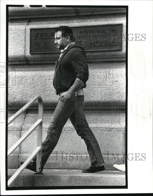 1988 Press Photo Frank Costanzo outside Federal Courthouse after indictment - Historic Images