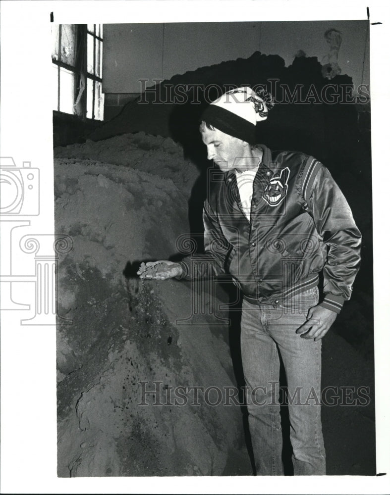 1987 Press Photo Jim Conway Cleveland Indians groundskeeper & foreman - Historic Images