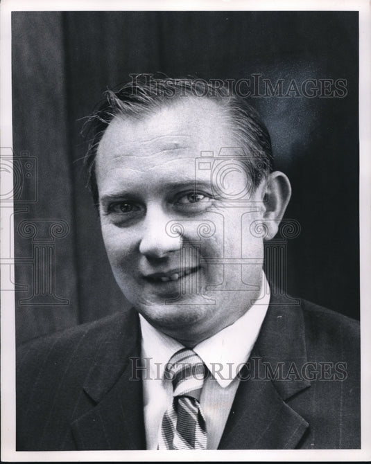 1971 Press Photo Frank Dobos, assistant superintendent in the central office - Historic Images