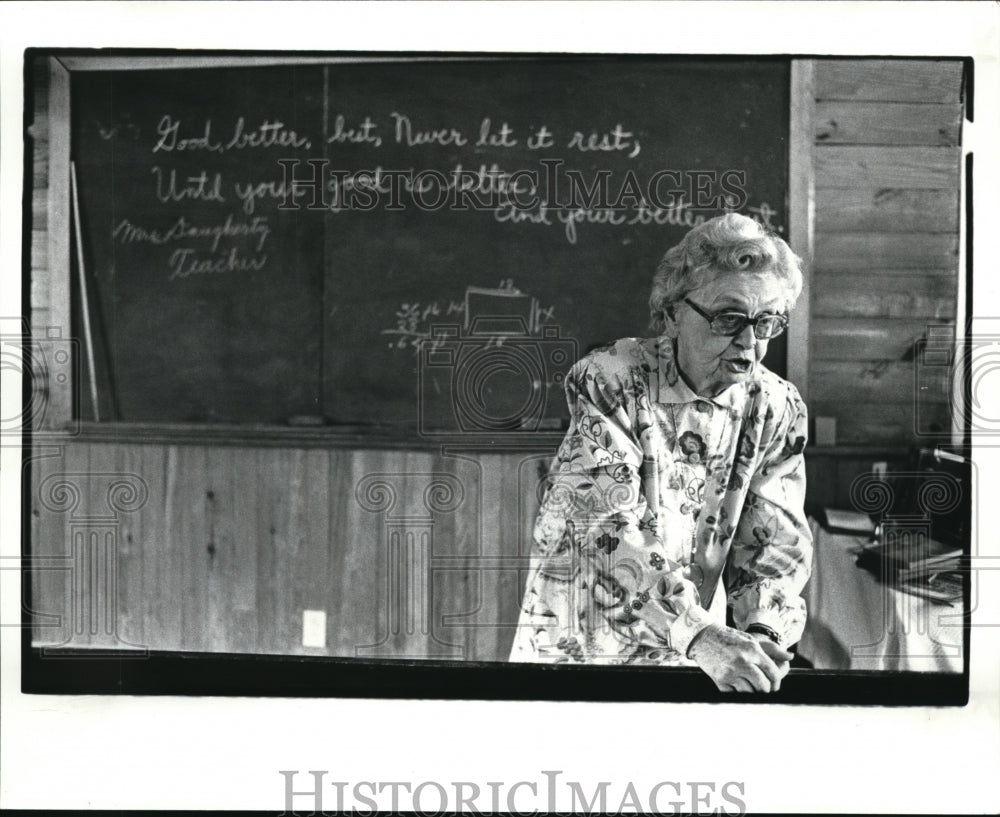 1984 Media Photo Lola Daugherty talks to class where she started teaching - Historic Images