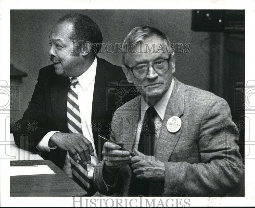 1989 Press Photo Carl Stokes and William H. Corrigan Debate for Housing Judge - Historic Images