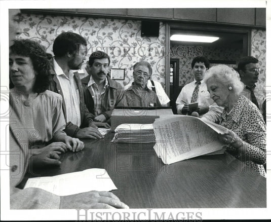 1988 Press Photo Council Clerk Mercedes Cotner receives UAW Campaign petitions - Historic Images