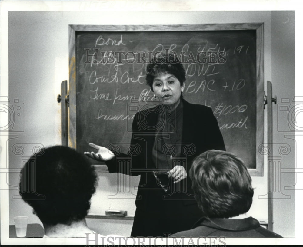 1986 Press Photo Judge C. Ellen Connally Speaks to Group of Alcoholics - Historic Images