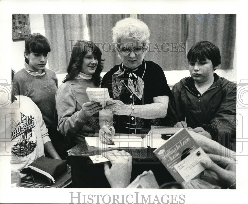 1983 Press Photo Barbara Coklin No 1 Best selling author signs autographs - Historic Images