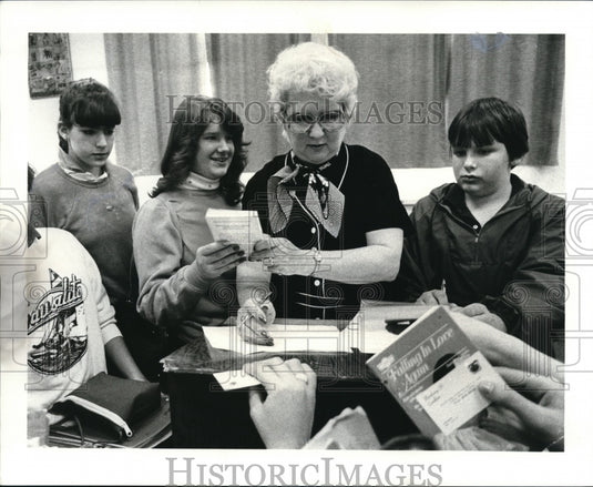 1983 Press Photo Barbara Coklin No 1 Best selling author signs autographs - Historic Images