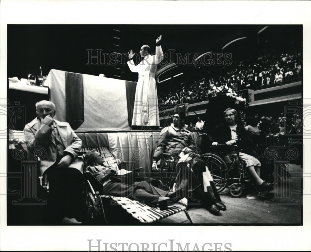 1983 Media Photo Fr. Ralph DiOrio prays from an Altar in the middle Public Hall. - Historic Images