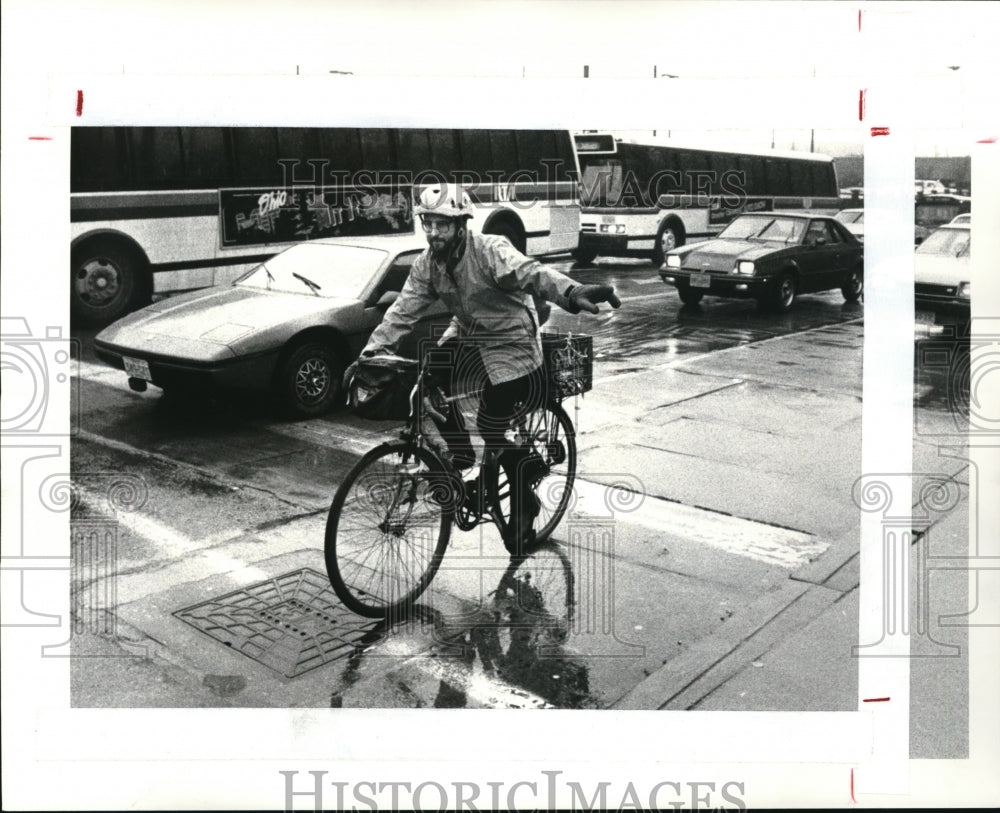 1986 Press Photo Marty Cooper rides bike to work all year including winter - Historic Images