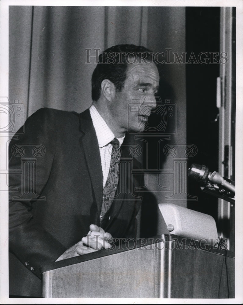 1969 Press Photo Astronaut Scott Carpenter speaks at Aurora High School - Historic Images
