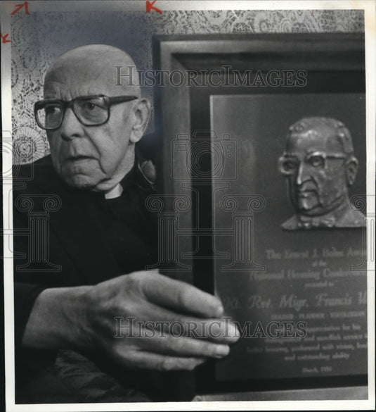 1981 Media Photo Msgr Francis Carney and his plaque - Historic Images