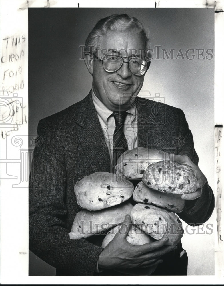 1988 Press Photo Tom Campbell And Irish Bread - Historic Images