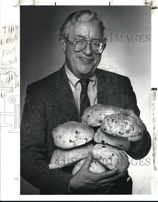 1988 Press Photo Tom Campbell And Irish Bread - Historic Images