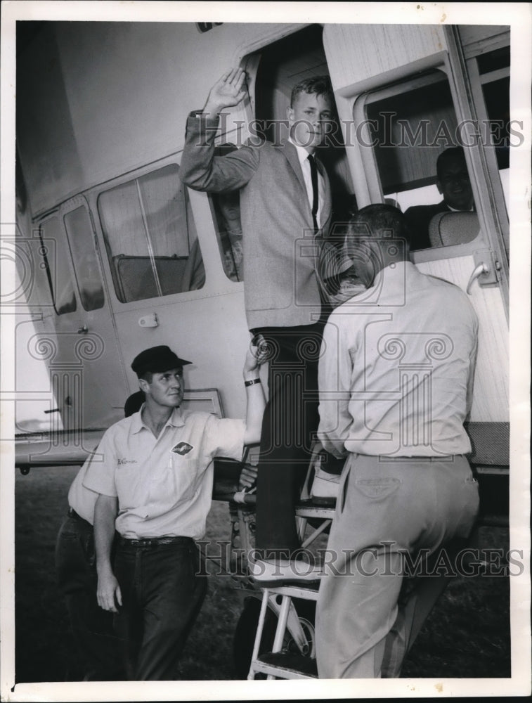 1961 Press Photo Dick Duffus boards a Goodyear Blimp for ride of his life - Historic Images