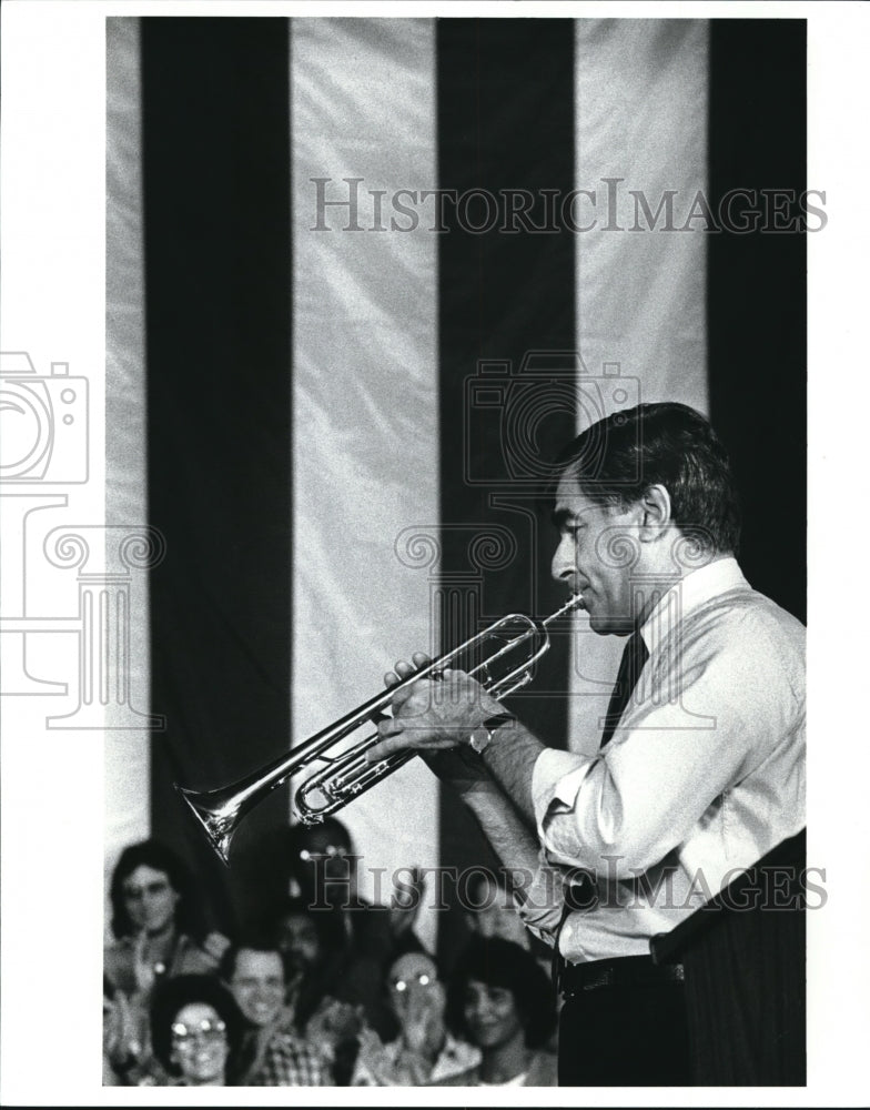 1988 Press Photo Governor Michael Dukakis plays the brass trumpet - Historic Images