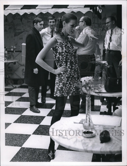 1968 Press Photo Lynn Dubal Model For Elite Jr - Historic Images
