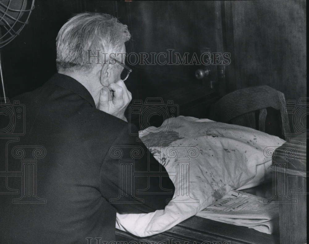 1954 Press Photo Corrigan studies bloodstains in Marilyn pillow - Historic Images