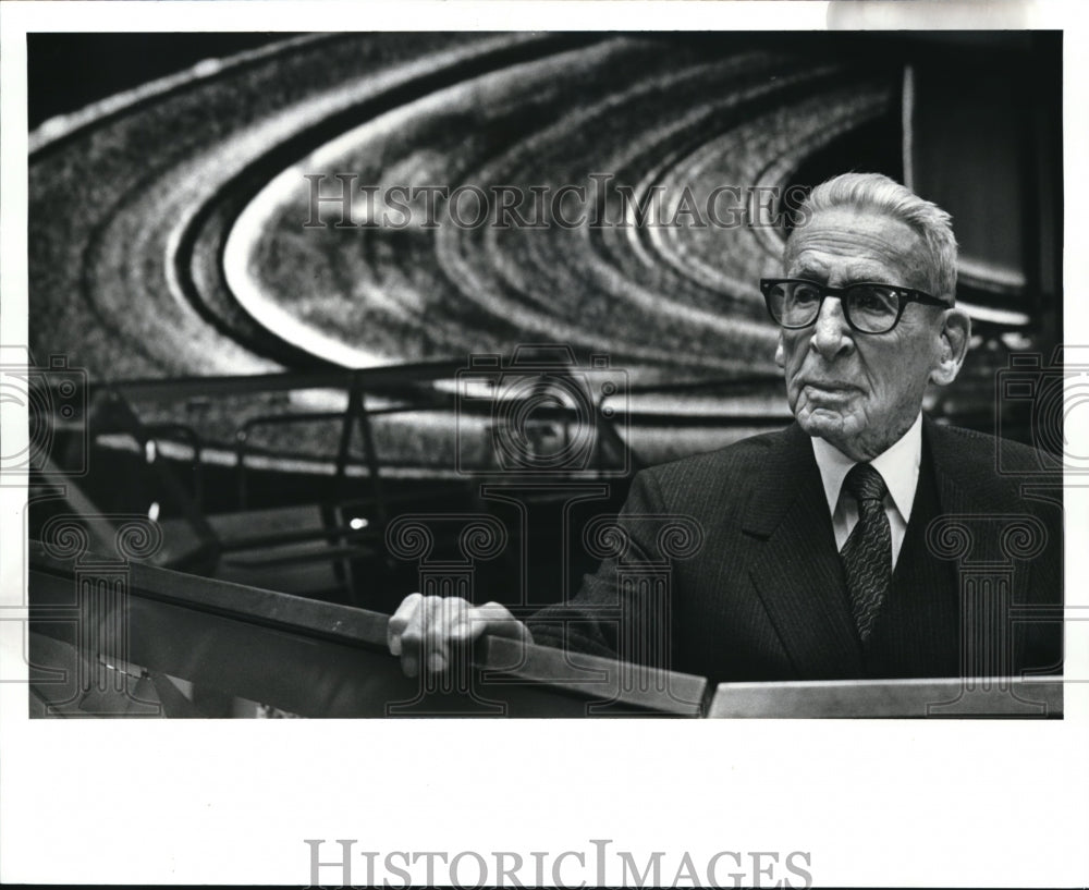 1988 Press Photo Frederick C. Crawford on leans against a display in the TRW hqs - Historic Images