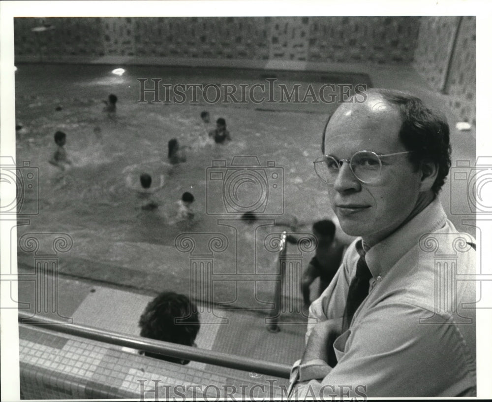 1983 Press Photo James Cossler Supervisor YMCA swim class - cva08717 - Historic Images