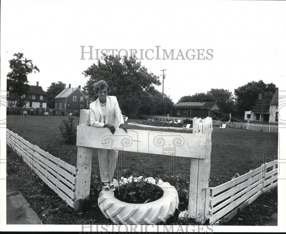 1986, Beulah Danner recycles empty lots - Historic Images