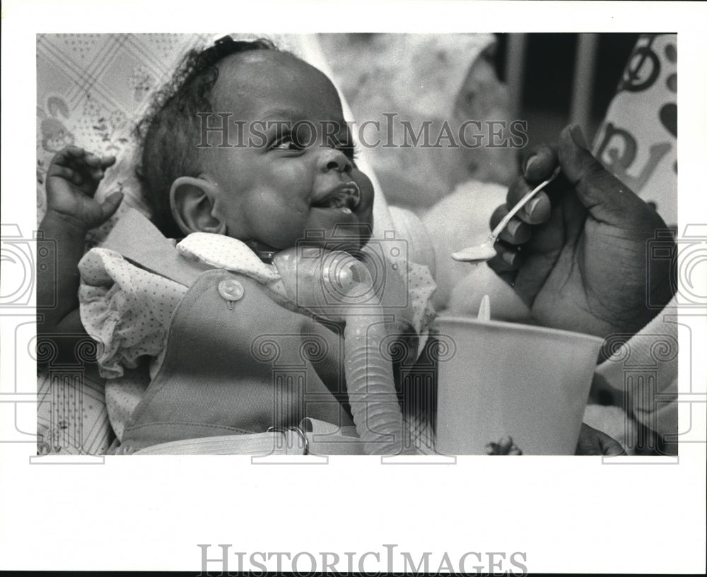 1985 Media Photo Premature Charity Davis eats Ice Cream Cake on 1st Birthday - Historic Images