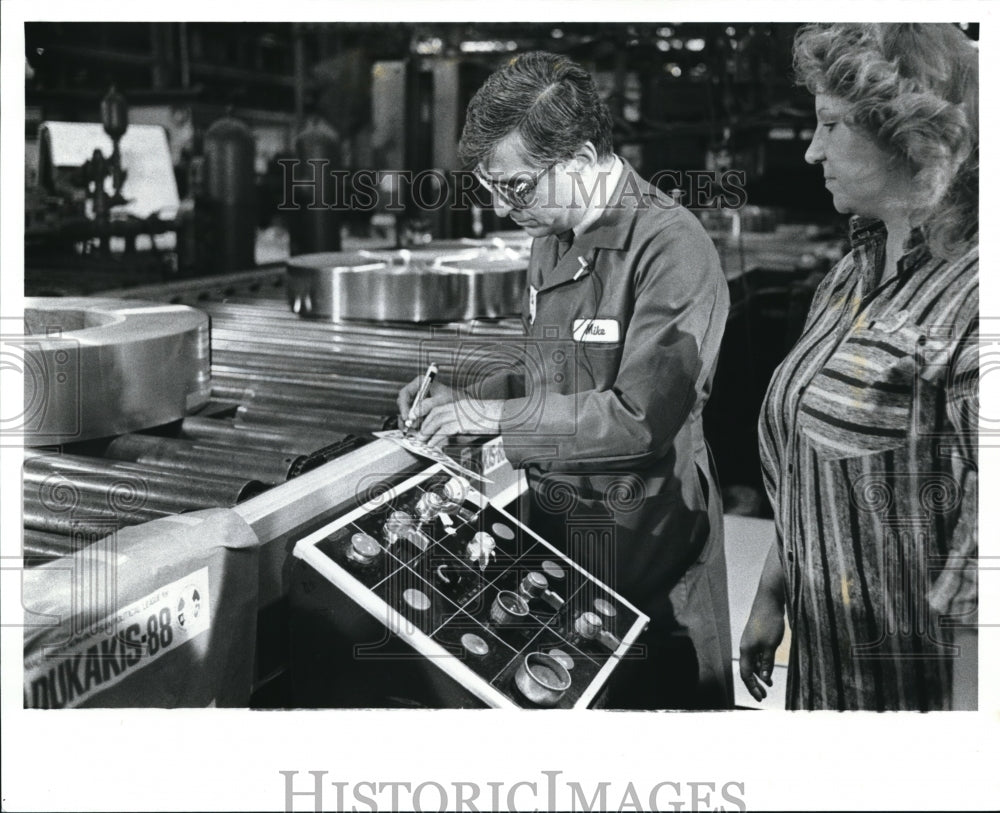 1988 Press Photo Michael Dukakis Signs Autograph For Cindy Niorred - Historic Images