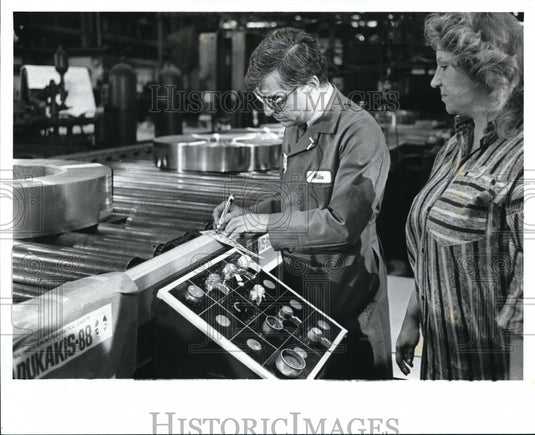 1988 Press Photo Michael Dukakis Signs Autograph For Cindy Niorred - Historic Images