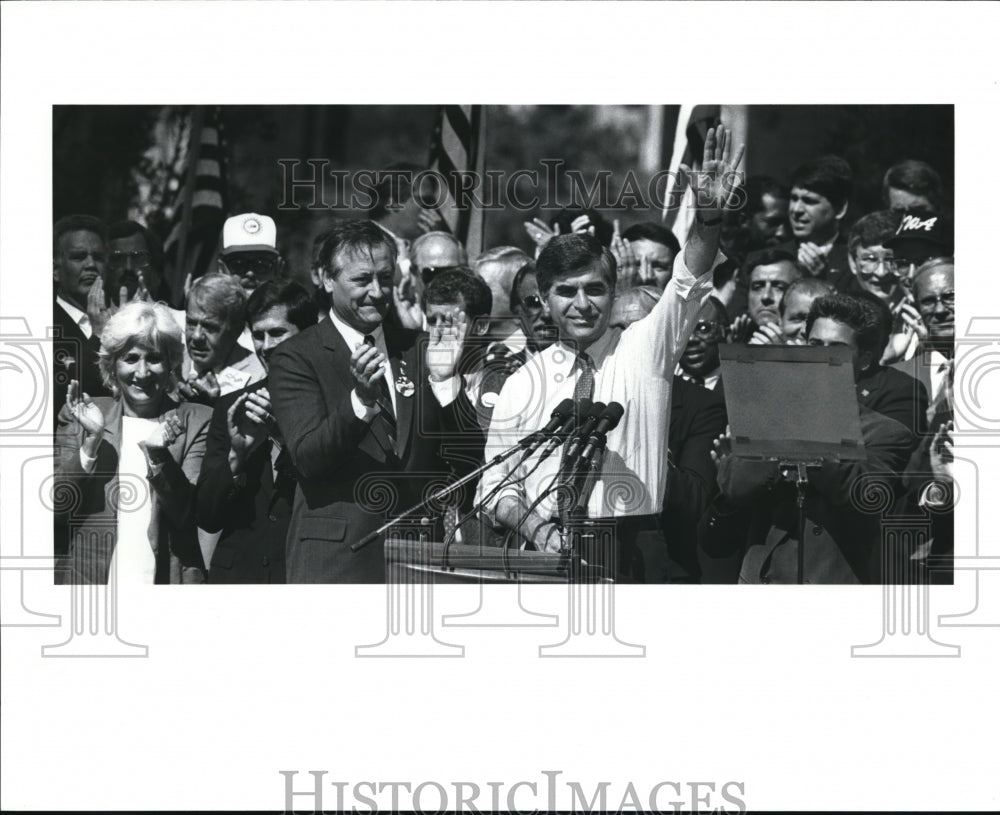 1988 Press Photo Mike Dukakis Waves to Crown on Public Square - Historic Images