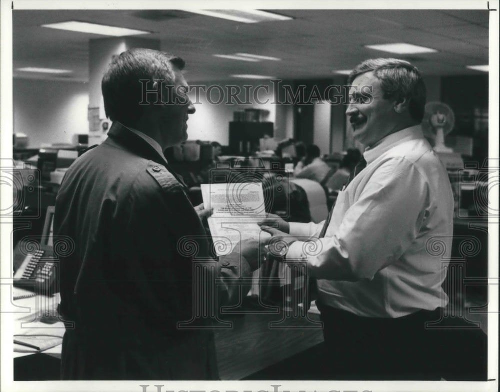 1991 Press Photo Richard Demko, VP Prescott Ball & Turben list municipal bonds - Historic Images