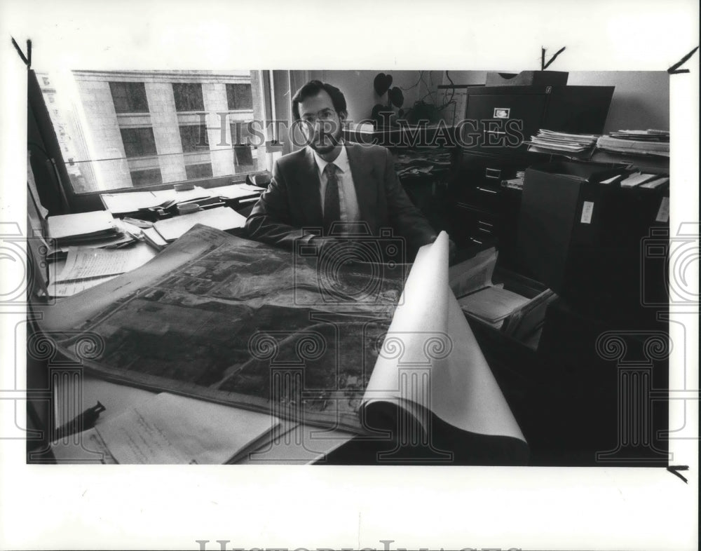 1989 Press Photo John R. DeMuth in his Arcade Office - Historic Images