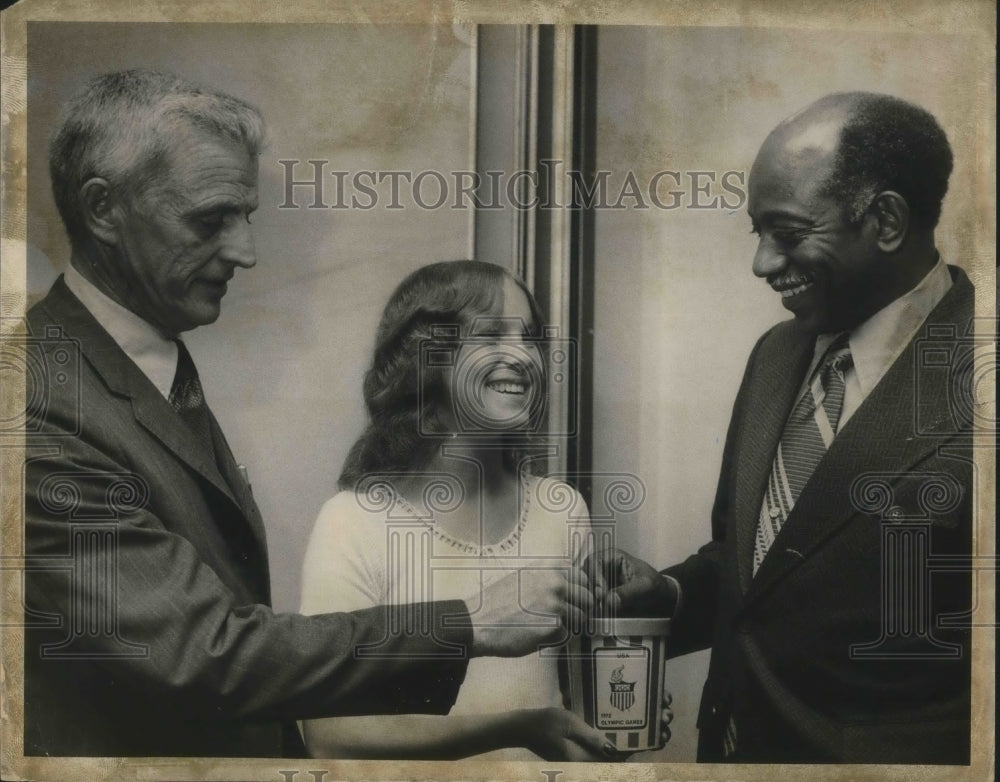 1972 Press Photo Launch Olympic Drive as Robin Gabriel accepts contribution - Historic Images