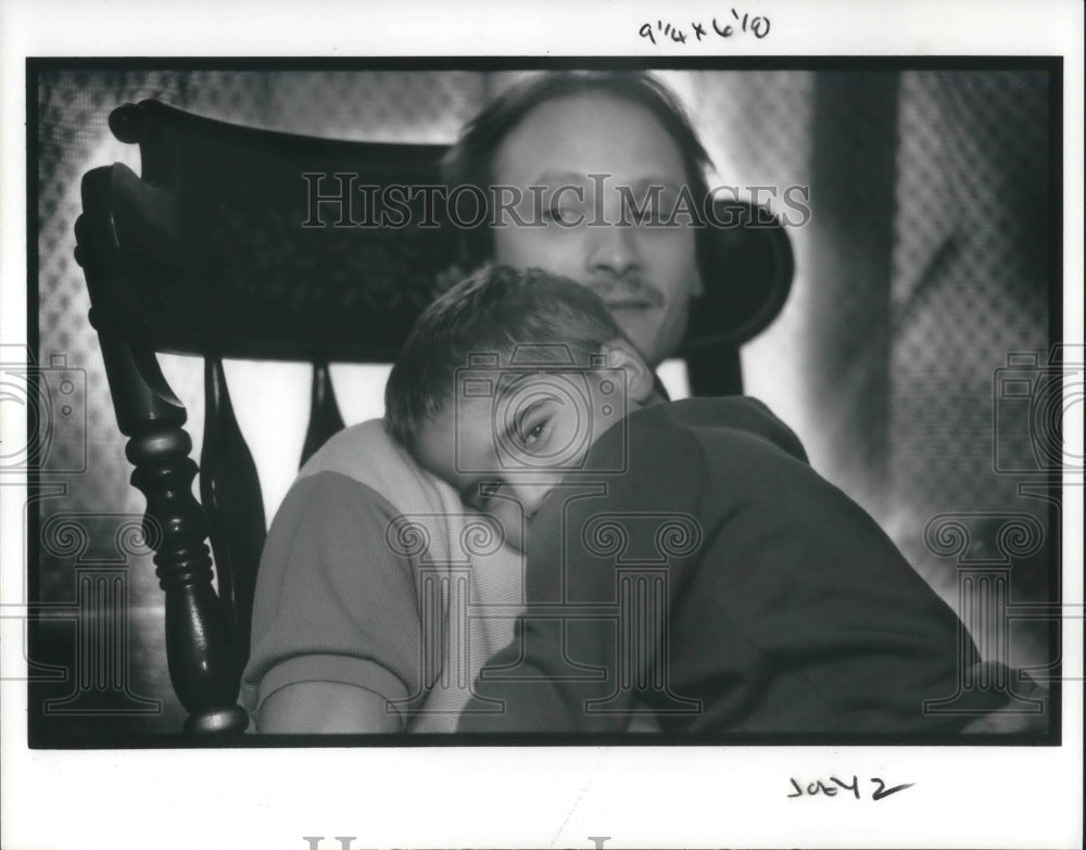 1999 Press Photo Little Joey DiFrancisco sits in the lap of his father Joe - Historic Images