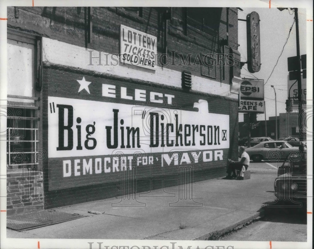 1975 Press Photo Jim Dickerson sign on the Campbell Bldg9owned by the county) - Historic Images