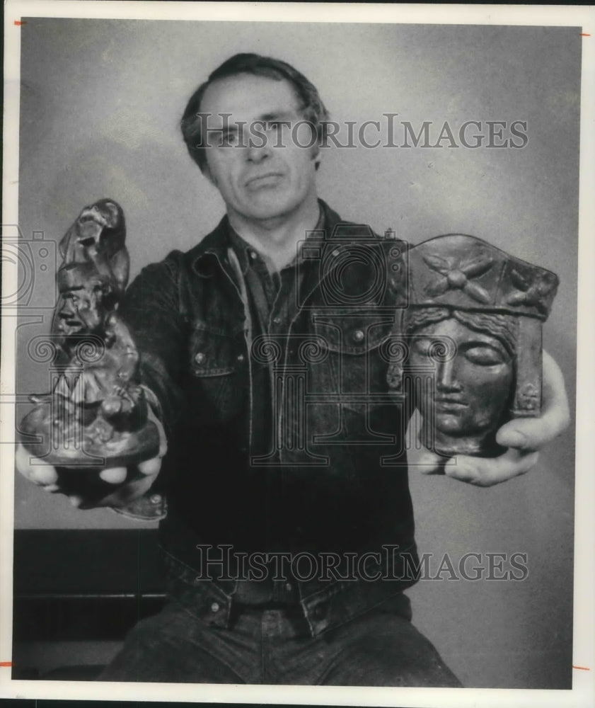 1976 Press Photo Ron Dewey, with bronzes he cast &quot;The Carpenter &amp; the Walrus&quot; - Historic Images