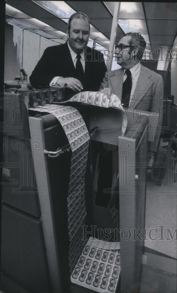 1975 Press Photo James F. Dickerson Deputy Director with the Slitting machine - Historic Images