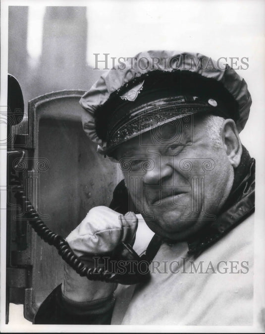 1972 Press Photo Patrolman Joe Dura, E 6th & Superior - Historic Images