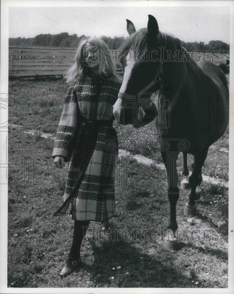 1972 Press Photo Shari Dunlap in Bonnie Cashin collection - cva09170 - Historic Images