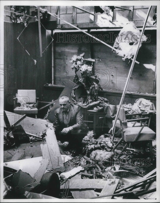 1971 Press Photo Bombed - Edward F. Doubrava examines the bomb damage - Historic Images