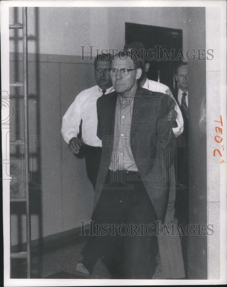 1969 Press Photo Ted Dostall - Guilty of Contempt of Court was led out - Historic Images