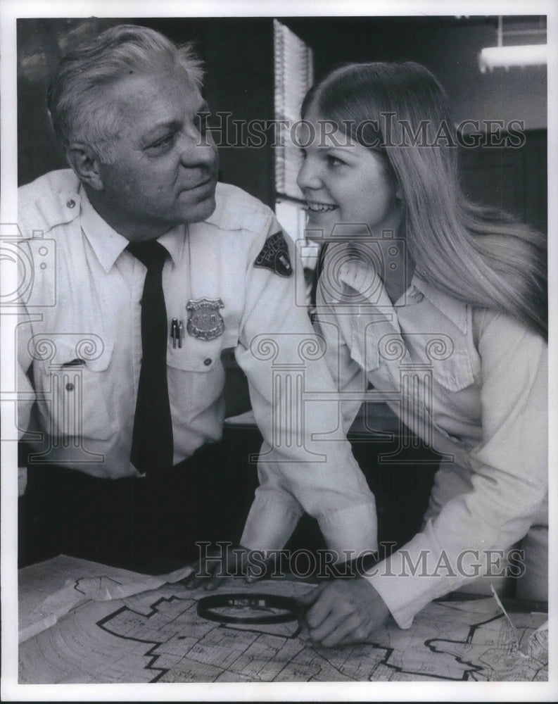 1973 Press Photo Peggy Doran Policewoman with her father patrolman Kenneth Doran - Historic Images