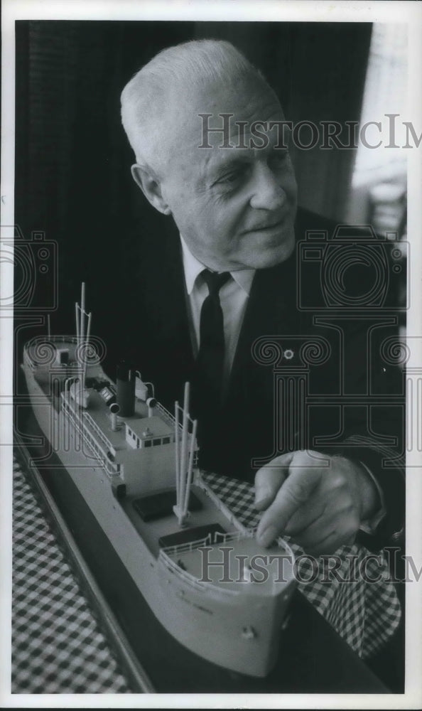 1973 Press Photo Captain Herbert W. Dosey - Historic Images