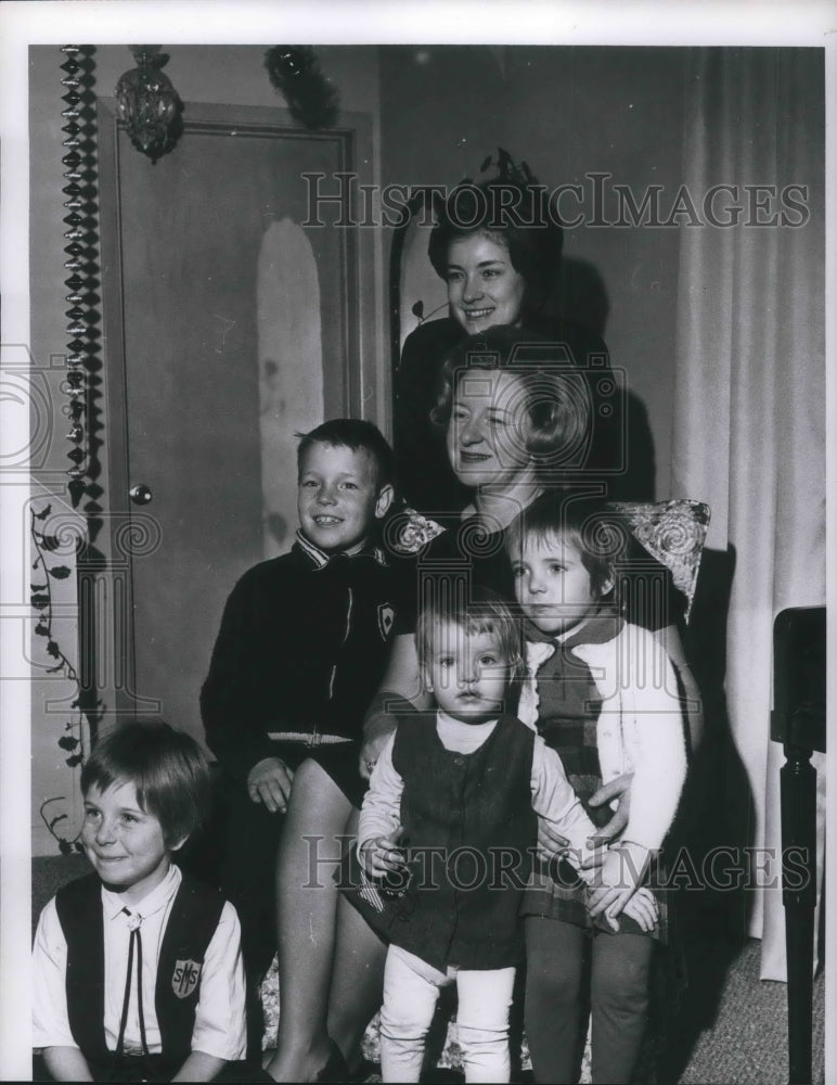 1963 Press Photo Mrs. Jack Donavant and Children, Wife of Mayor of Garfield - Historic Images