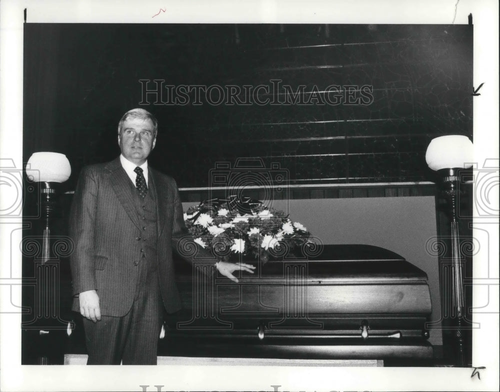 1985 Press Photo Anton Tony Dostal, Bay Village Councilman, Sunset Memorial Park - Historic Images