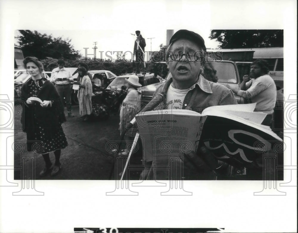 1982 Press Photo Cyril A. Dostal, Poet Reads Under Milk Wood - Historic Images