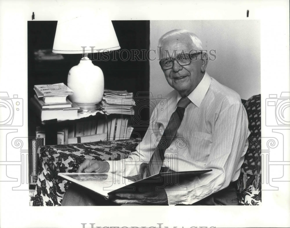 1985 Press Photo Edward Dowis, 84 reminiscences with old photo album - Historic Images